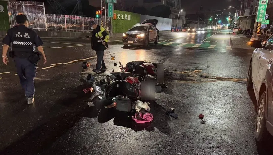 影/高雄女騎士禮讓救護車遭追撞　柏油路染「大片血跡」