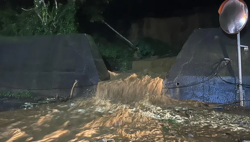 影/雨彈狂炸！南投台21線49K「土石流淹路」　騎士慘摔車