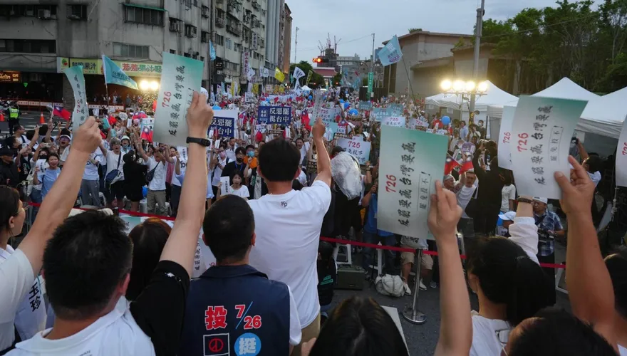 2萬小草怒圍民進黨！港媒：「反綠急先鋒」是反罷及時雨