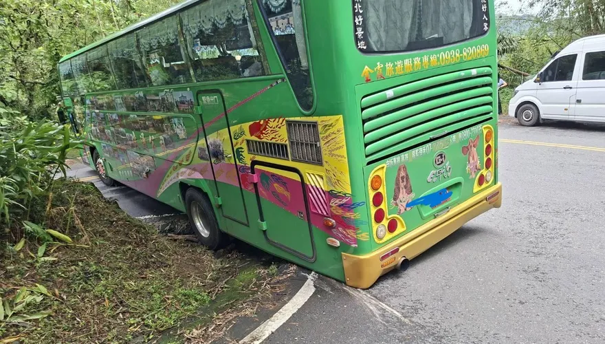 影/出遊變驚魂！竹崎遊覽車過彎失敗「車尾卡住」　33乘客嚇壞