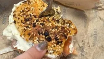 員工女兒PO烤焦貝果　網美店老闆惡意解僱還嗆：沒教好小孩