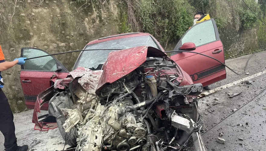 台南關廟驚悚車禍！轎車自撞車頭全毀　駕駛傷重不治