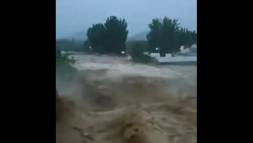 雨彈狂炸！山東濟南爆山洪已2死10失聯　道路通訊中斷