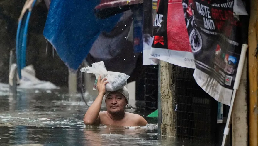 菲律賓暴雨引發洪水！車過橋遭沖走2失蹤　2萬多人連夜撤離