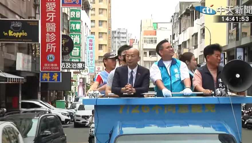 搶救黃健豪！韓國瑜親赴台中「選民服務」陪他車掃反罷