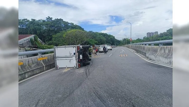 板橋城林橋過彎翻車　54歲無照駕駛搶快釀禍