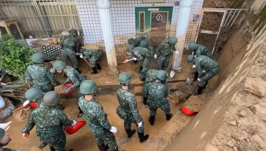影/南投爆土石流毀民宅「半層樓消失」　國軍進駐清理