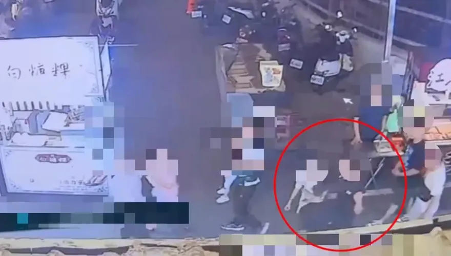 影/南雅夜市2男爆肢體衝突　刺青男挑釁反遭擊倒