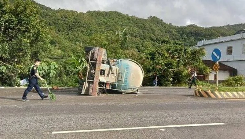 宜蘭頭城嚴重車禍！大型水泥車「整輛翻覆」