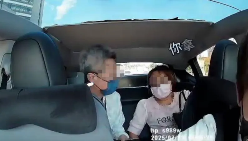 乘客掏百鈔騙給千元！運將曬行車紀錄器打臉掀兩派論戰