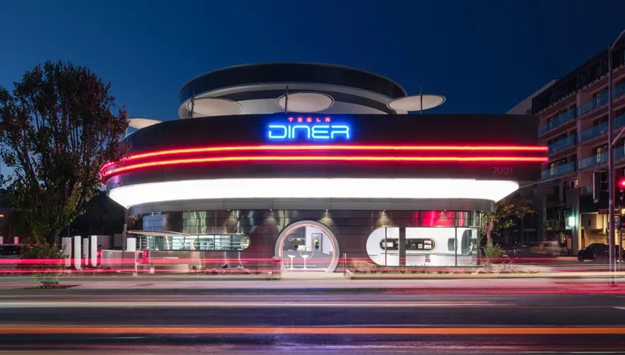 影/馬斯克進軍餐飲！Tesla Diner洛城開業　首日「6小時賺百萬」