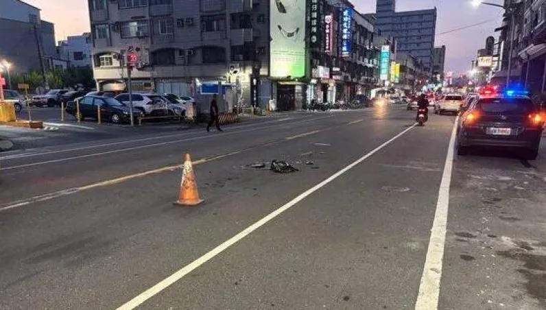 電腦螢幕從天而降　女車主驚呆：還以為車爆胎
