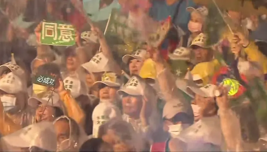 天公不作美！反共護台聯盟集結凱道　活動開始前突下滂沱大雨