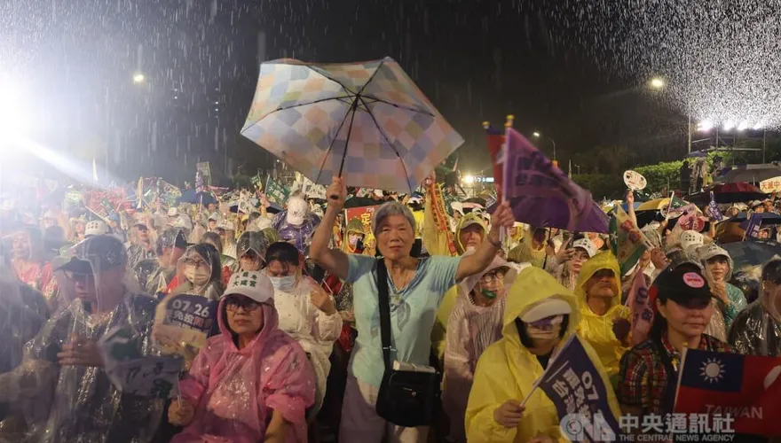 罷團齊聚凱道　風雨中高喊：726投同意