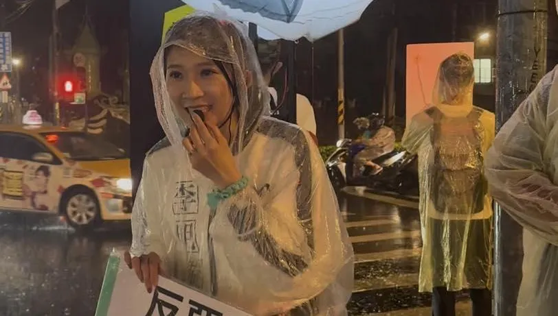 最美發言人與小草雨中反罷街講　遇2事心痛：走到撕裂地步