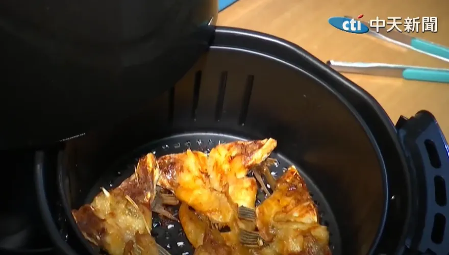 氣炸鍋油垢好難洗？清潔3重點曝　先用紙巾吸多餘油脂