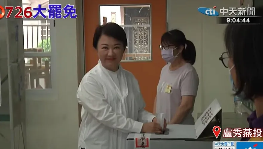 台中一早飄雨　盧秀燕前往投票、幫選務人員撿水瓶