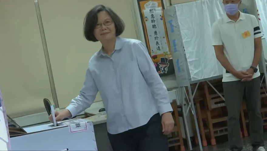 蔡英文前總統現身投票！被問這事笑而不語