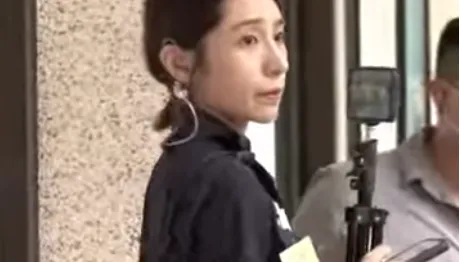 冷豔+燦笑「制止」！　女警現身投票所超吸睛