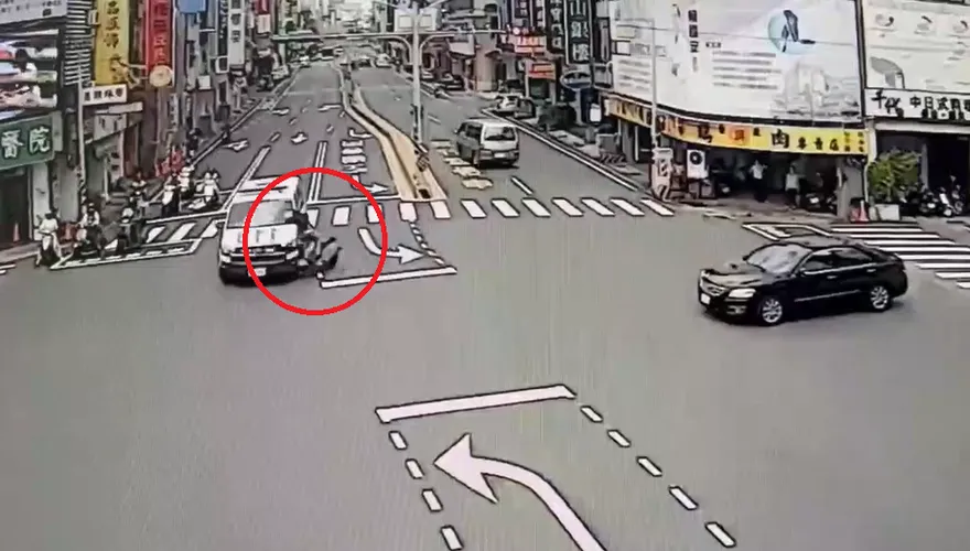 影/撞擊瞬間曝！台南機車撞救護車　19歲女騎士重傷
