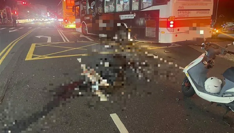 影/台中公車慘遭「逆向高速對撞」！車頭毀再引發「第二撞」