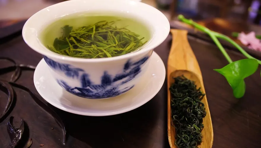 每日3杯綠茶助預防失智！新研究：腦部白質病變少6%