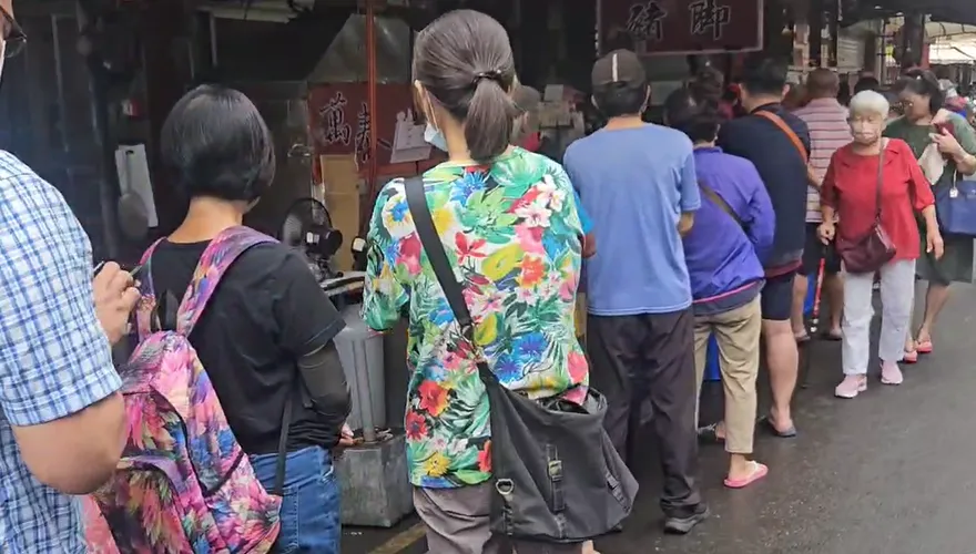 閏六月送豬腳孝親！屏東萬巒豬腳名店一早大排長龍