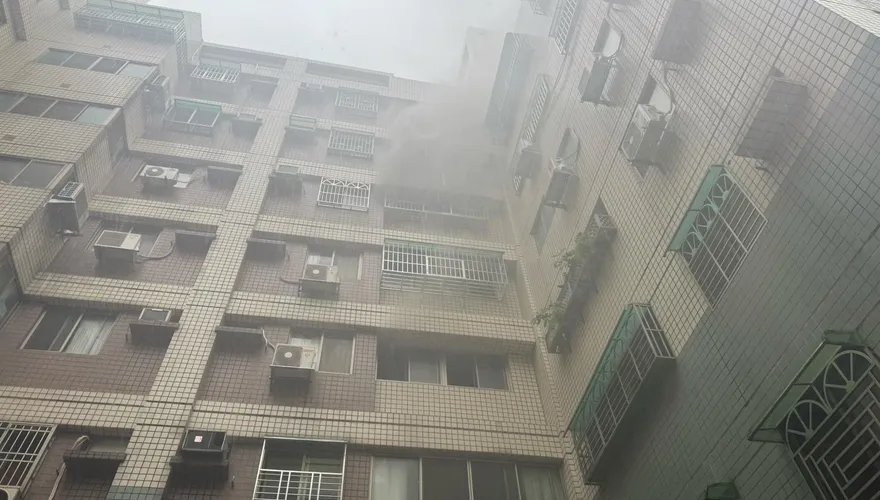 影/廚房燒起來！潭子大樓祝融噴火舌　社區住戶急疏散