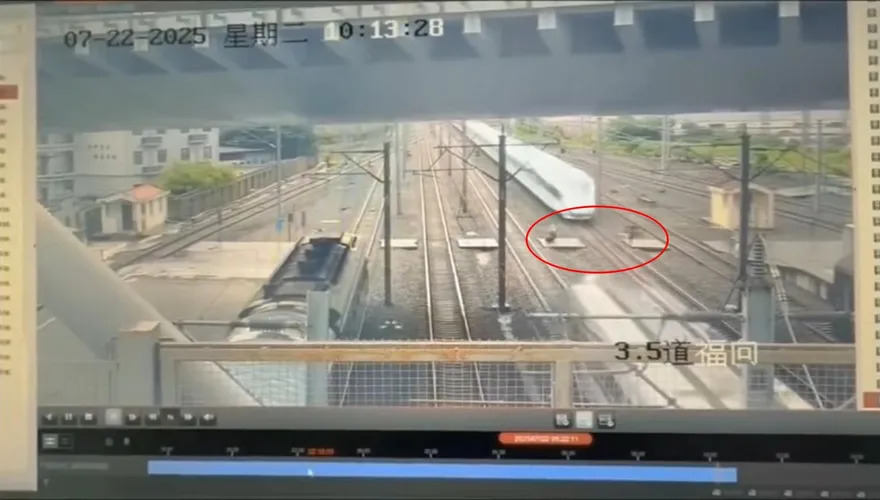 影/驚悚！浙江餐車人員橫越鐵軌搬貨　抄捷徑險遭2列車夾殺