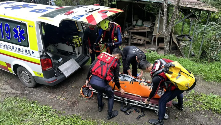 影/又是翻滾流！新竹雙龍瀑布溯溪團　45歲教練溺水送醫亡