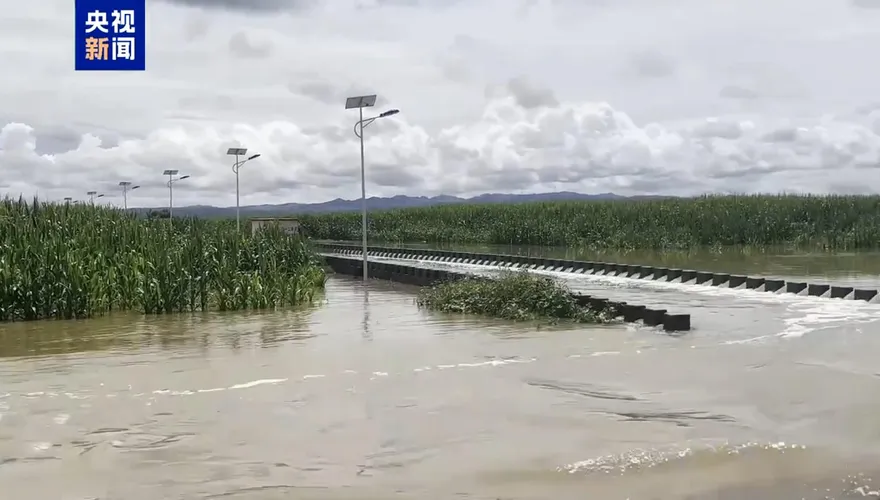雨彈狂炸！山西貨櫃車撞廂型車釀6死8傷　中巴疑遭洪水沖走