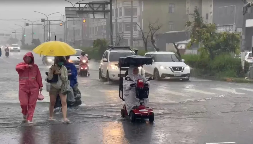 別再下了！「國家警報狂響」豪雨炸17縣市　全台幾乎泡水