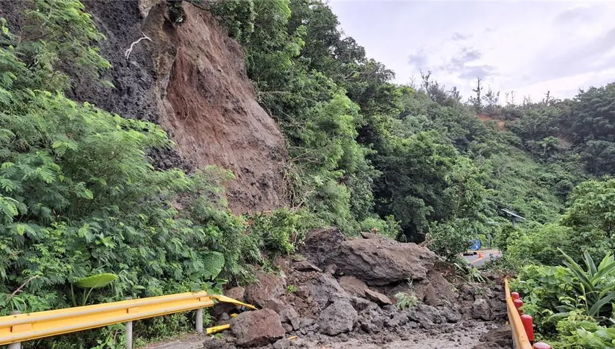 綠島環島公路山壁崩塌　雙向交通中斷緊急搶修