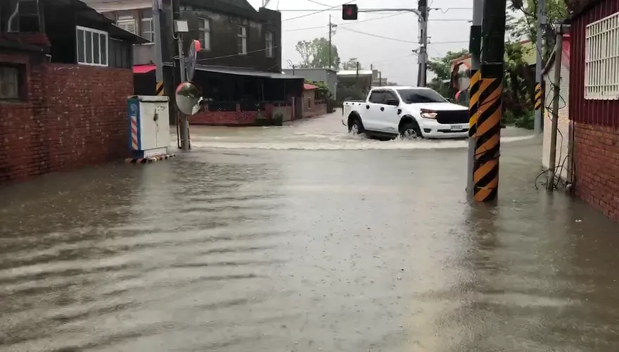 豪雨狂炸「水淹過軌面」　台鐵「後壁站-新營站」單線通行