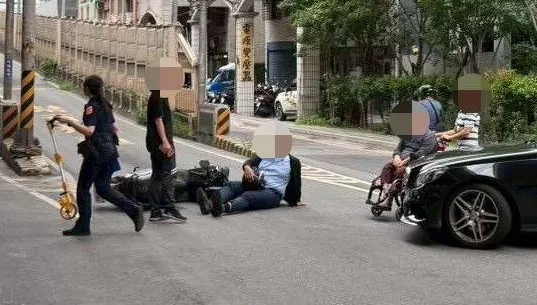 影/扯！新北74歲賓士翁撞人　出事後「外傭推輪椅扶下車」