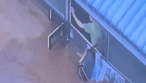 影/4天下完1年雨彈！北京養老院遭洪水圍困　「趴窗呼救」慘況曝