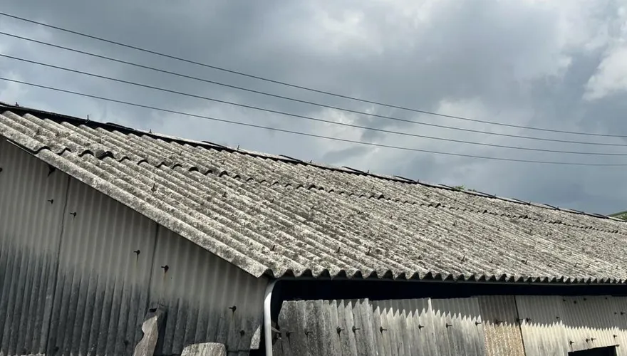 災後屋塌還恐致癌！勞動部公布石綿拆除指引 免費發放口罩