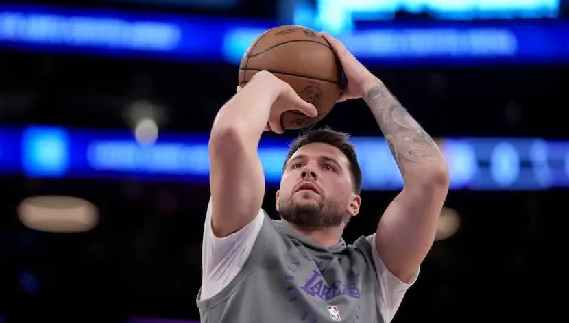 NBA/東契奇「坐著」隨手一投！空心破網震驚紐約街頭