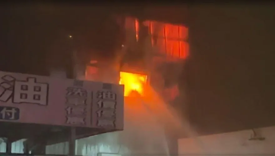 影/台中霧峰汽車修配廠猛火狂燒！緊鄰加油站超驚險　消防急灌救