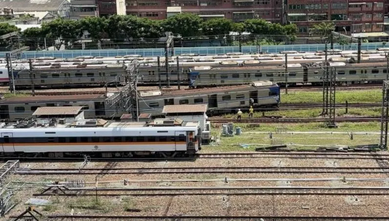 台鐵調車場內「區間車出軌」　車廂脫軌畫面曝