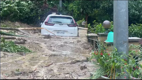 影/家園毀了！台中土石流吞民宅　馬卡龍公園變戲水池