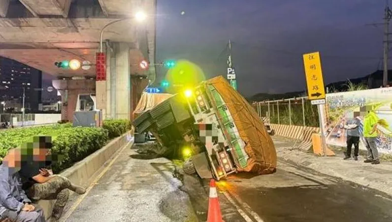 路又塌陷了！泰山聯結車翻覆　疑路面回填不全釀禍