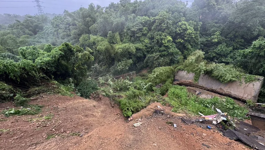 影/豪雨惹禍！彰化八卦山旁「大規模塌陷」現10樓深巨坑