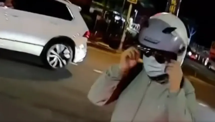 桃園男晚上「戴墨鏡騎車」撞倒阿伯　奇葩畫面網看傻眼