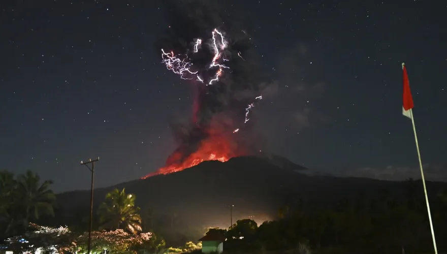 影/印尼驚傳火山爆發！滾滾煙塵竄高空2萬公尺　駭人畫面曝