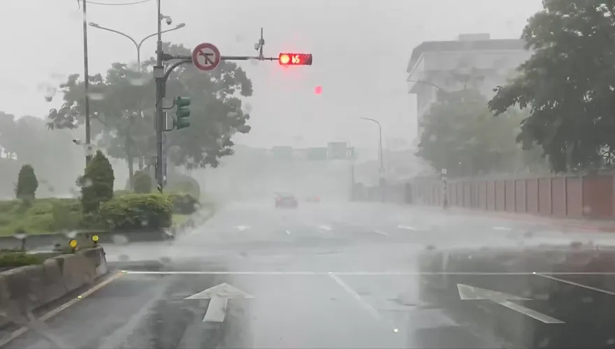 快訊/大雷雨襲來！台北市府發出天氣警特報