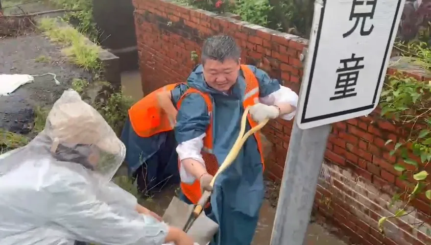 影/民進黨志工隊到台南！何博文冒雨親挖水溝：賴主席指示全力救災