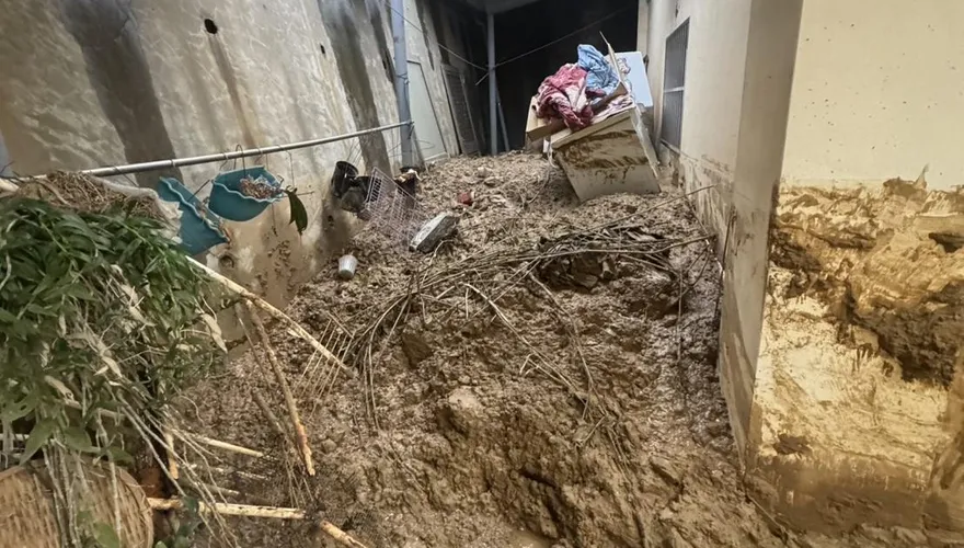 影/台中雨量破21年紀錄！大坑土石流灌屋半樓高　黃泥還再衝