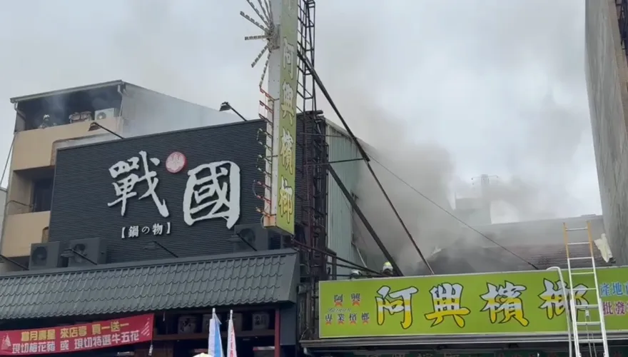 影/永康火鍋店吃飯聽見「嗶啵聲」冒黑煙　15人急逃命