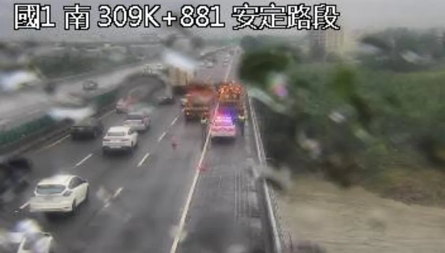 豪雨成災又嚴重車禍！國1南向安定段「3車追撞翻覆」　傷亡不明